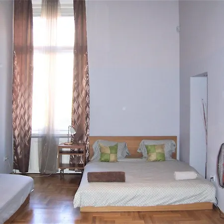 Apartment T & E *